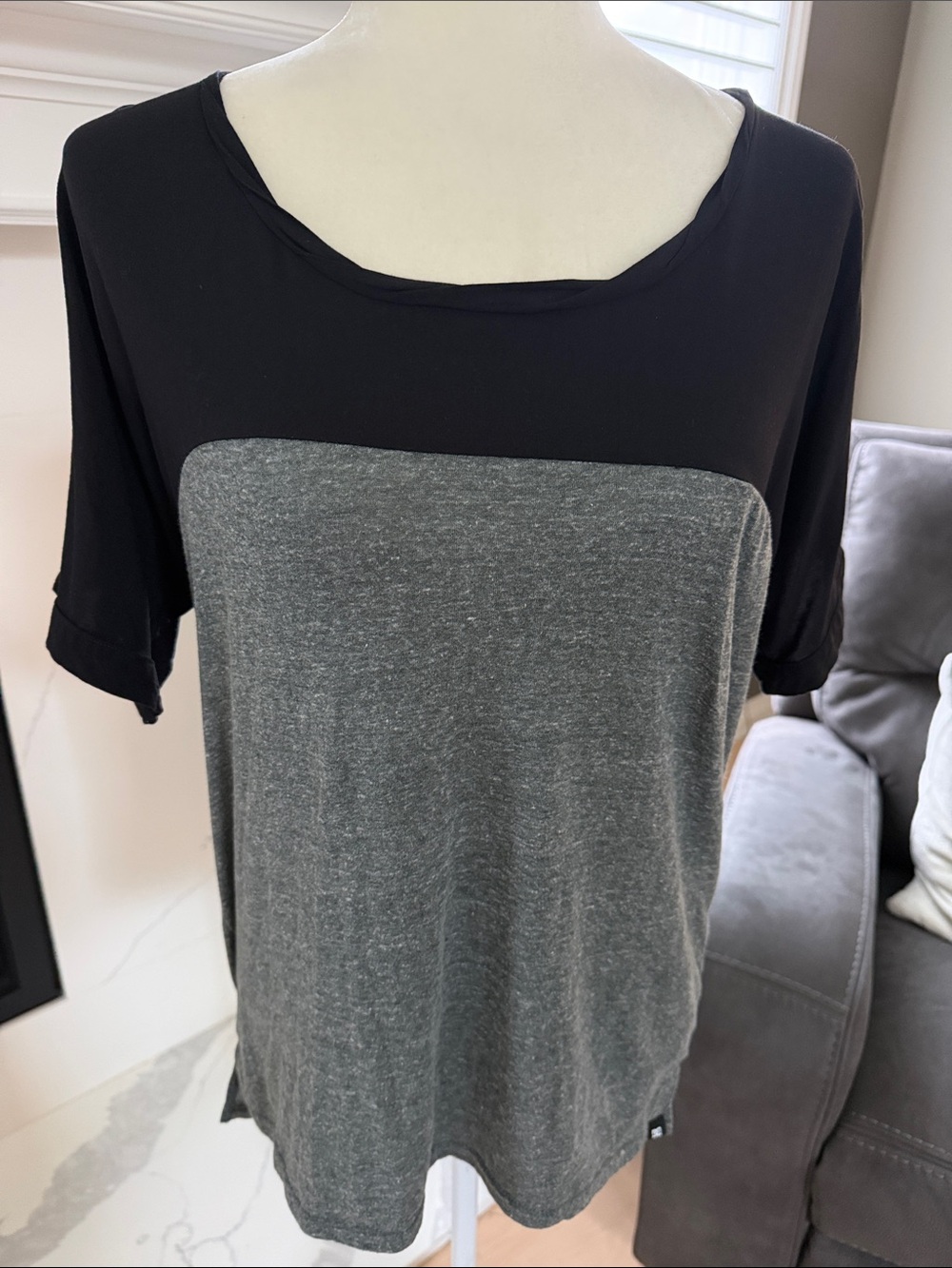 DC Women’s Color Block Short Sleeve Top Heathered Gray & Black Size L